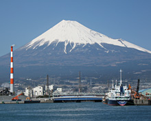 現在の沼川橋と富士山